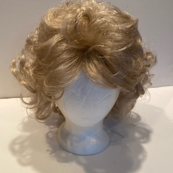 Woman’s Blonde Wig - Picture 1 of 5